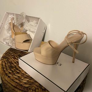 Guess High heel Patton leather beige platform, ankle strap open toe.